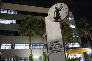 Servidora presa por embriaguez afirma ter sido arrastada para viatura da PM