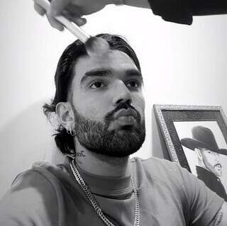 Cantor Luan Pereira chega a MS e fica surpreso com presente &lsquo;realista&rsquo;