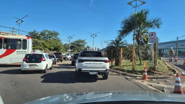 Motoristas invadem terminal ap&oacute;s rua ser fechada para troca de poste