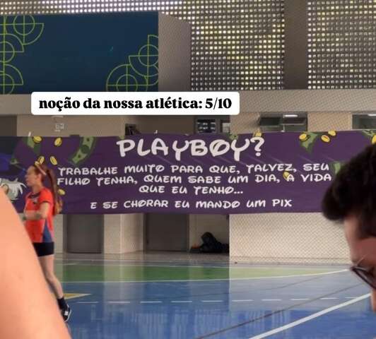 Com faixa debochada, futuros m&eacute;dicos enaltecem privil&eacute;gio de ricos