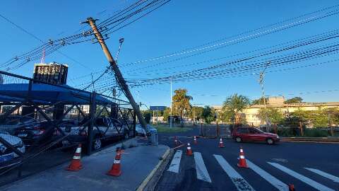 Motorista n&atilde;o v&ecirc;, atinge e derruba poste na Joaquim Murtinho
