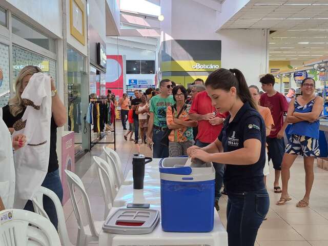 Fila come&ccedil;ou 1h30 antes do in&iacute;cio de vacina&ccedil;&atilde;o em supermercado da Capital