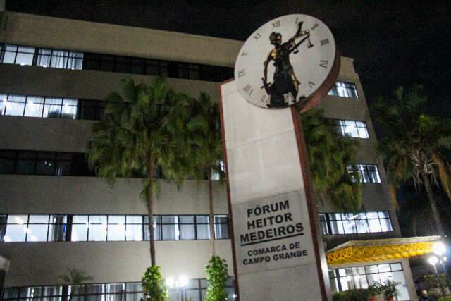 Servidora presa por embriaguez afirma ter sido arrastada para viatura da PM