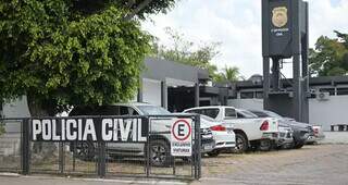 Homem &eacute; baleado no rosto por dupla em moto enquanto voltava para casa