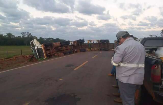Motorista fica em estado grave ap&oacute;s carreta tombar em rodovia