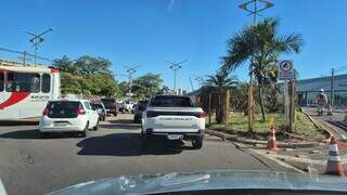 Motoristas invadem terminal após rua ser fechada para troca de poste Motoristas invadem terminal após rua ser fechada para troca de poste