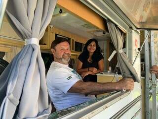 Casais acham liberdade e terapia em motorhomes de décadas passadas Casais acham liberdade e terapia em motorhomes de décadas passadas