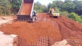 Prefeitura conclui obra emergencial para liberar tr&aacute;fego no Ch&aacute;cara dos Poderes