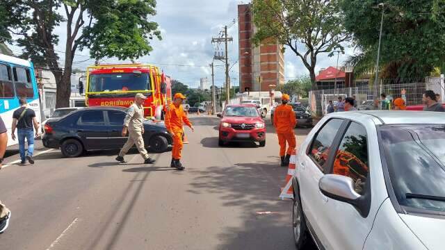 Acidente com caminh&atilde;o dos Bombeiros deixa tr&acirc;nsito confuso no Centro