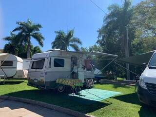 Casais acham liberdade e terapia em motorhomes de décadas passadas Casais acham liberdade e terapia em motorhomes de décadas passadas
