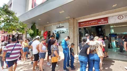 Procura por vacina contra gripe atrai fam&iacute;lias e gera filas no Centro 
