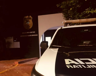 Crian&ccedil;as de 3 e 7 anos s&atilde;o socorridas embriagadas e pai &eacute; preso