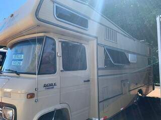 Casais acham liberdade e terapia em motorhomes de décadas passadas Casais acham liberdade e terapia em motorhomes de décadas passadas
