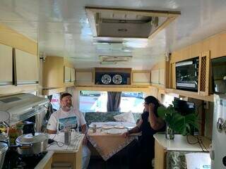 Casais acham liberdade e terapia em motorhomes de décadas passadas Casais acham liberdade e terapia em motorhomes de décadas passadas