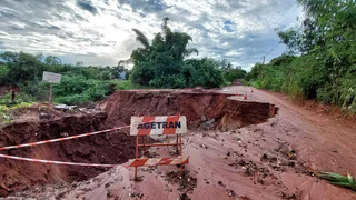 Prefeitura conclui obra emergencial para liberar tr&aacute;fego no Ch&aacute;cara dos Poderes