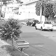 Pneu de carro estoura ao passar por buraco e ve&iacute;culo acaba capotando