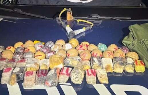 Quatro s&atilde;o presos arremessando drogas em pres&iacute;dio com estilingue