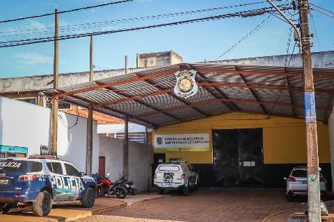 Quatro s&atilde;o presos arremessando drogas em pres&iacute;dio com estilingue
