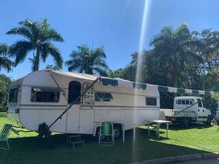 Casais acham liberdade e terapia em motorhomes de décadas passadas Casais acham liberdade e terapia em motorhomes de décadas passadas
