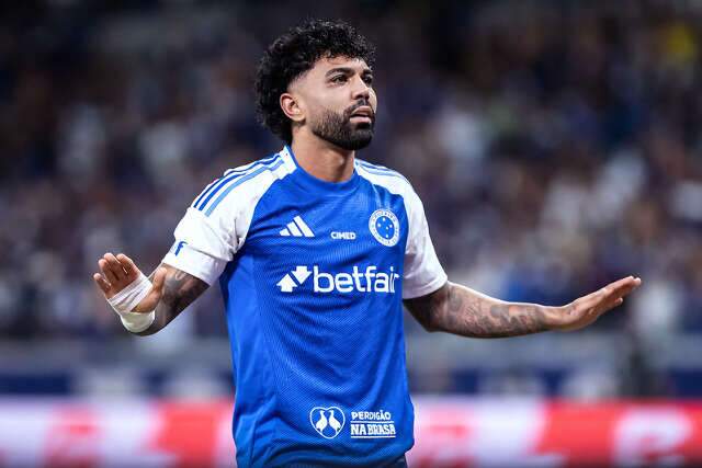 Cruzeiro vence Flamengo no Mineir&atilde;o com gol de Gabigol nos acr&eacute;scimos