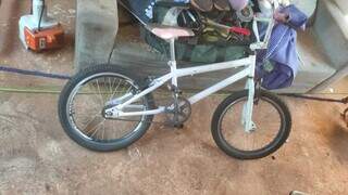 H&aacute; 9 anos, Valdemir pega sucatas de bicicleta no lixo para restaurar