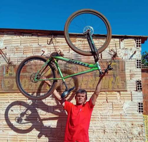 H&aacute; 9 anos, Valdemir pega sucatas de bicicleta no lixo para restaurar