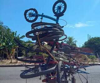 H&aacute; 9 anos, Valdemir pega sucatas de bicicleta no lixo para restaurar