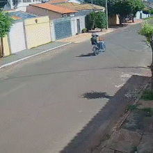 Em plena luz do dia, criminosos furtam moto e a&ccedil;&atilde;o &eacute; registrada por c&acirc;meras