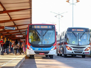 Homem é esfaqueado após discussão dentro de ônibus Homem é esfaqueado após discussão dentro de ônibus
