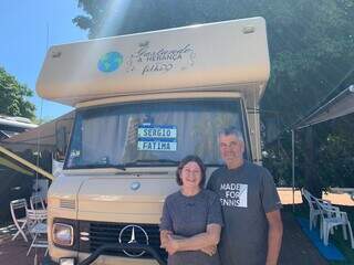 Casais acham liberdade e terapia em motorhomes de décadas passadas Casais acham liberdade e terapia em motorhomes de décadas passadas
