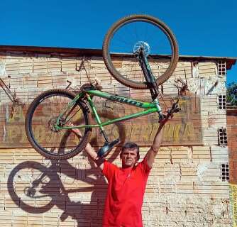 H&aacute; 9 anos, Valdir pega sucatas de bicicleta no lixo para restaurar
