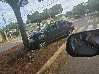 Motorista perde o controle da direção, bate em árvore e morre no hospital Motorista perde o controle da direção, bate em árvore e morre no hospital