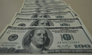 D&oacute;lar sobe a R$ 5,68 e Ibovespa cai 1,22% em dia de instabilidade