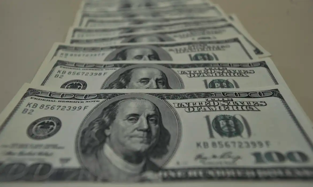D&oacute;lar sobe a R$ 5,68 e Ibovespa cai 1,22% em dia de instabilidade