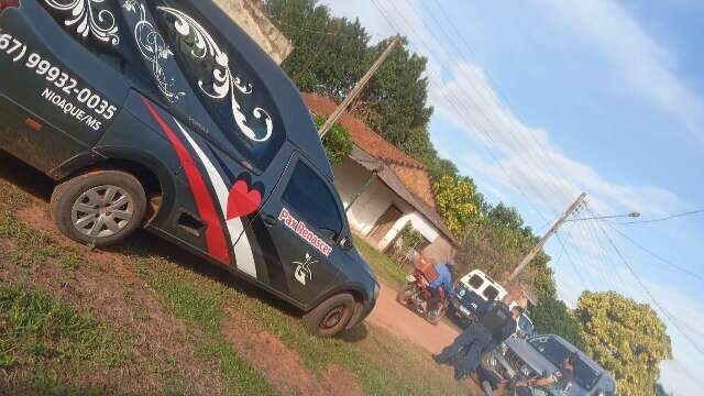 Homem &eacute; encontrado morto com duas facadas durante visita &agrave; m&atilde;e