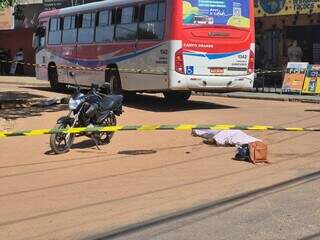 Moto escorrega em areia, jovem cai e morre atropelada por &ocirc;nibus