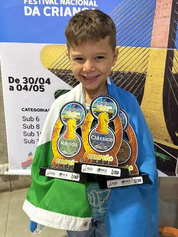 Triplamente coroado, Vitor ser&aacute; representante do Brasil no xadrez aos 6 anos