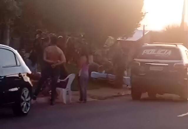 Rapaz ataca pais com enxada, joga pedra em policiais e acaba baleado
