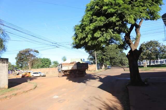 Moradora pede mais sinaliza&ccedil;&atilde;o em bairro onde rua virou &ldquo;pista de corrida&rdquo;