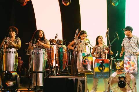 Tambores feitos com latas viram m&uacute;sica e orgulho no show &ldquo;Africanidades&rdquo;