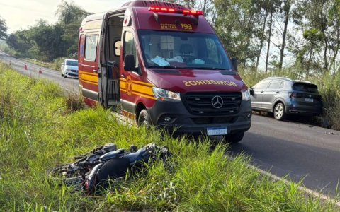 Homem morre ao bater motocicleta em carro na BR-376