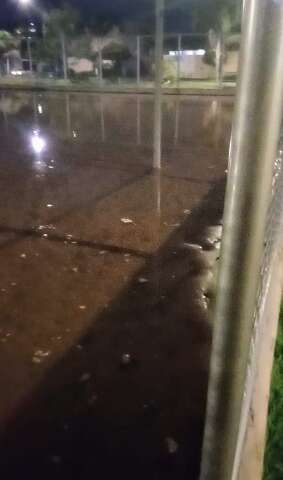 &quot;Piscina de mosquito&quot;: quadra segue alagada mais de 1 semana ap&oacute;s chuvas