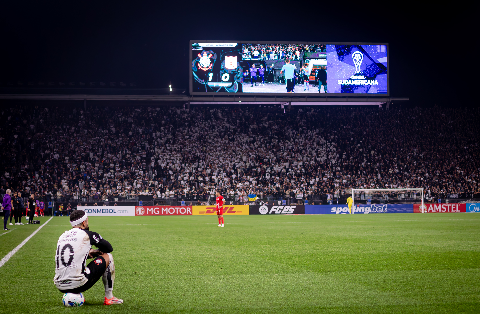 Corinthians trope&ccedil;a e v&ecirc; classifica&ccedil;&atilde;o amea&ccedil;ada na Sul-Americana