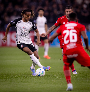 Corinthians trope&ccedil;a e v&ecirc; classifica&ccedil;&atilde;o amea&ccedil;ada na Sul-Americana