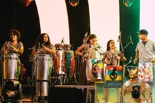 Tambores feitos com latas viram música e orgulho no show “Africanidades” Tambores feitos com latas viram música e orgulho no show “Africanidades”