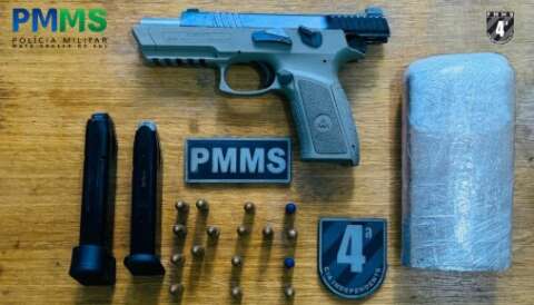 Rapaz morto em confronto apontou arma para policiais ap&oacute;s fuga, diz PM