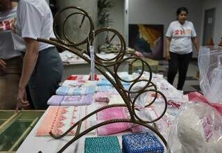 De R$ 17 a R$ 600, artesanatos feitos por detentos est&atilde;o &agrave; venda no F&oacute;rum