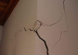 Parede de casa hist&oacute;rica de ex-ferrovi&aacute;rio resiste colada com Durex