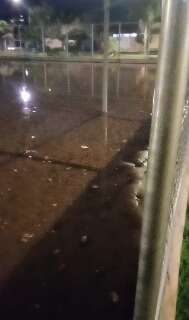 &quot;Piscina de mosquito&quot;: quadra segue alagada mais de 1 semana ap&oacute;s chuvas