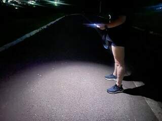 Frequentadores usam lanternas após falha em postes no Parque das Nações Frequentadores usam lanternas após falha em postes no Parque das Nações
